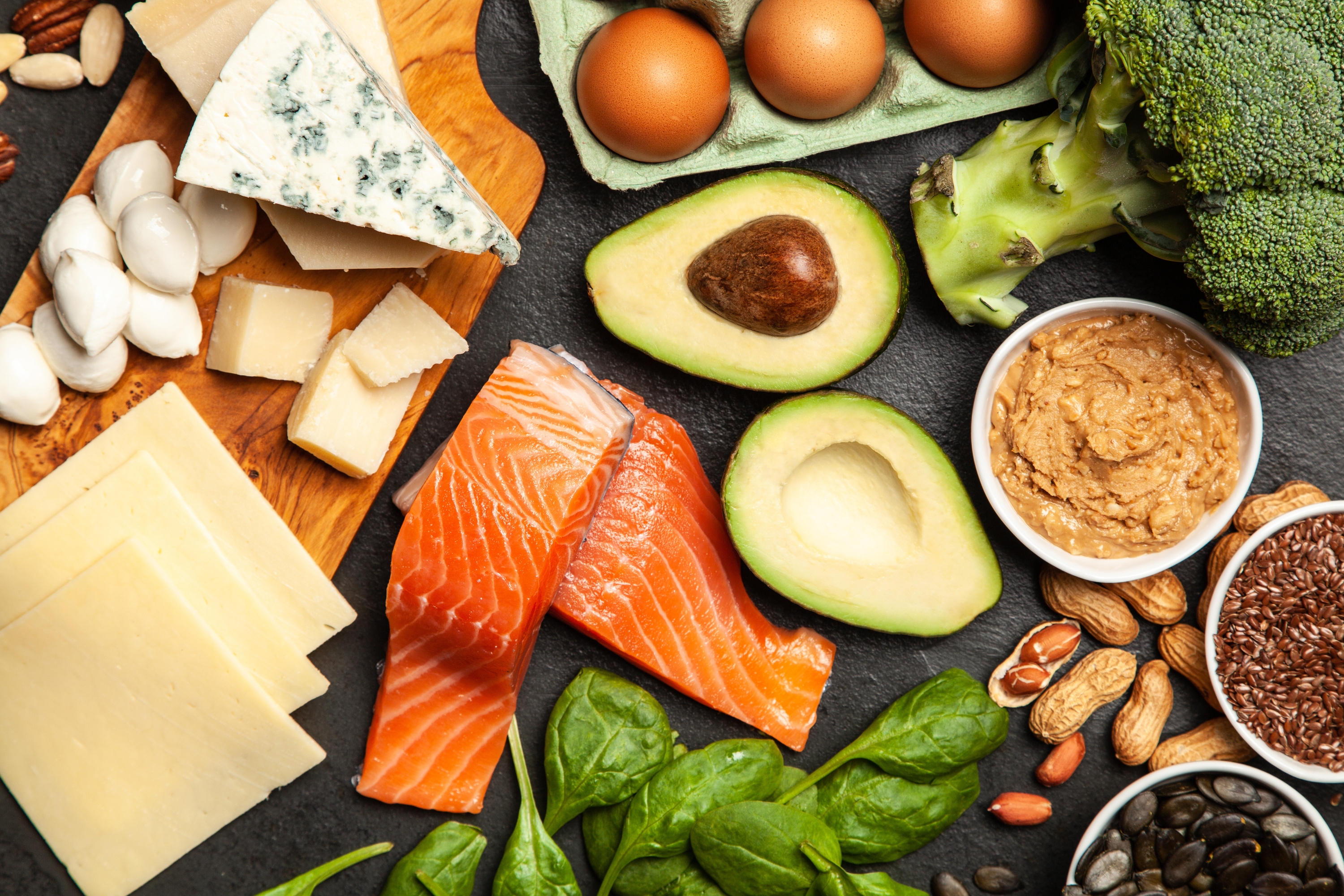 Le régime cétogène s'appuie sur une alimentation très riche en lipides et pauvre en glucides, avec des proportions quasiment inversées par rapport à une alimentation classique. © George Dolgikh, Adobe Stock